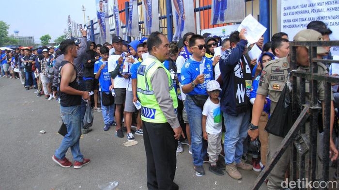 Persib Bandung, Bobotoh haus kemenangan. (Wisma Putra/detikSport) Persib Bandung, Bobotoh haus kemenangan. (Wisma Putra/detikSport)