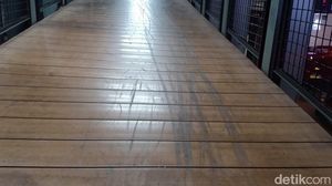 Penampakan Lantai Kayu JPO yang Rusak Gara-gara Skuter Listrik