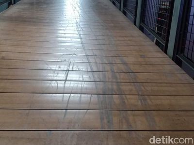 Penampakan Lantai Kayu JPO yang Rusak Gara-gara Skuter Listrik