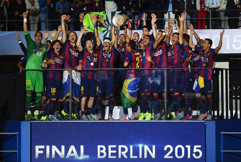 BERLIN, GERMANY - JUNE 06: Xavi Hernandez of Barcelona lifts the trophy as he celebrates victory with team mates after the UEFA Champions League Final between Juventus and FC Barcelona at Olympiastadion on June 6, 2015 in Berlin, Germany.  (Photo by Shaun Botterill/Getty Images)