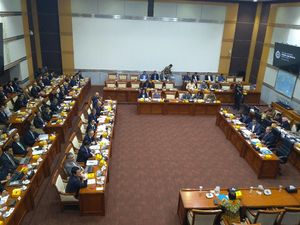 Di Rapat Komisi I, Menlu Ditanya soal Antrean di KBRI Kuala Lumpur Di Rapat Komisi I, Menlu Ditanya soal Antrean di KBRI Kuala Lumpur