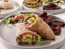 Praktis! Wrap Isi Ayam Geprek hingga Nasi Padang Ada di Sini