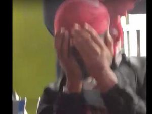 Pria Berhijab Ini Diamankan Warga di Halte Masjid Baiturrahman Aceh