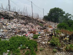 Jorok! Tumpukan Sampah Menggunung Dekat Flyover Cileungsi Bogor