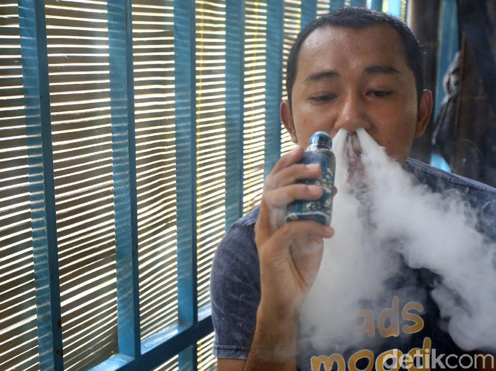 Senyum Sri Mulyani Saat Ditanya Larangan Rokok Elektrik dan Vape Senyum Sri Mulyani Saat Ditanya Larangan Rokok Elektrik dan Vape