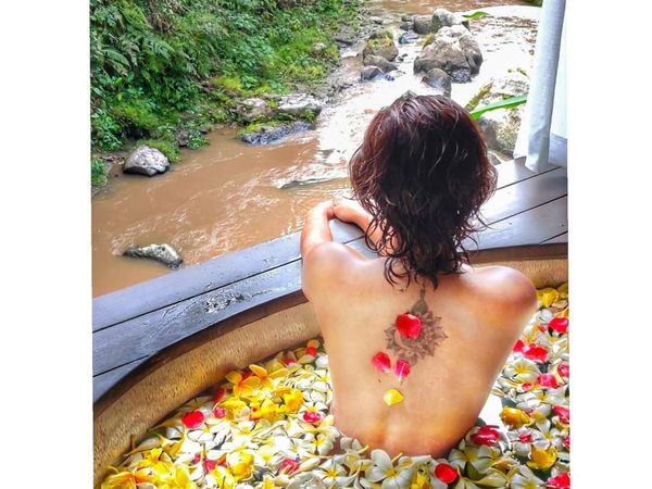 Liburannya Artis Bollywood yang Pamer Foto Topless di Bali