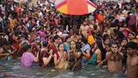 Ribuan Umat Hindu Menyemut di Sungai Gangga