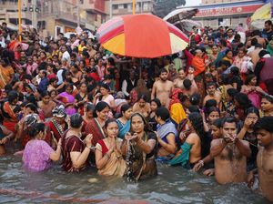 Ribuan Umat Hindu Menyemut di Sungai Gangga