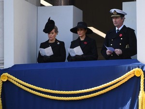 Promosi Baju Meghan Markle di Hari Pahlawan, Stella McCartney Dikritik Promosi Baju Meghan Markle di Hari Pahlawan, Stella McCartney Dikritik