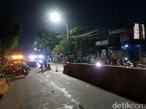 Ada Mobil Diamuk Massa, Lalin Poltangan Arah Depok Tetap Lancar Ada Mobil Diamuk Massa, Lalin Poltangan Arah Depok Tetap Lancar