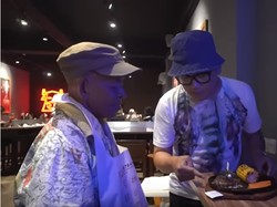 Ditraktir Uya Kuya Makan Steak Mewah, Tukang Loak Ini Menangis Haru