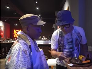 Ditraktir Uya Kuya Makan Steak Mewah, Tukang Loak Ini Menangis Haru Ditraktir Uya Kuya Makan Steak Mewah, Tukang Loak Ini Menangis Haru