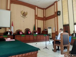 Bule Tendangan Kungfu Nicholas Carr Divonis 4 Bulan Penjara Bule Tendangan Kungfu Nicholas Carr Divonis 4 Bulan Penjara