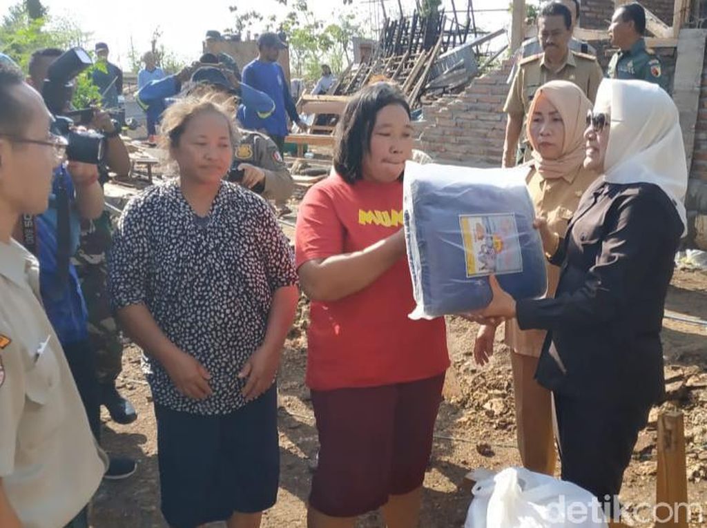 Bupati Anna Bantu Sembako dan Terpal ke Korban Terdampak Angin Kencang Bupati Anna Bantu Sembako dan Terpal ke Korban Terdampak Angin Kencang