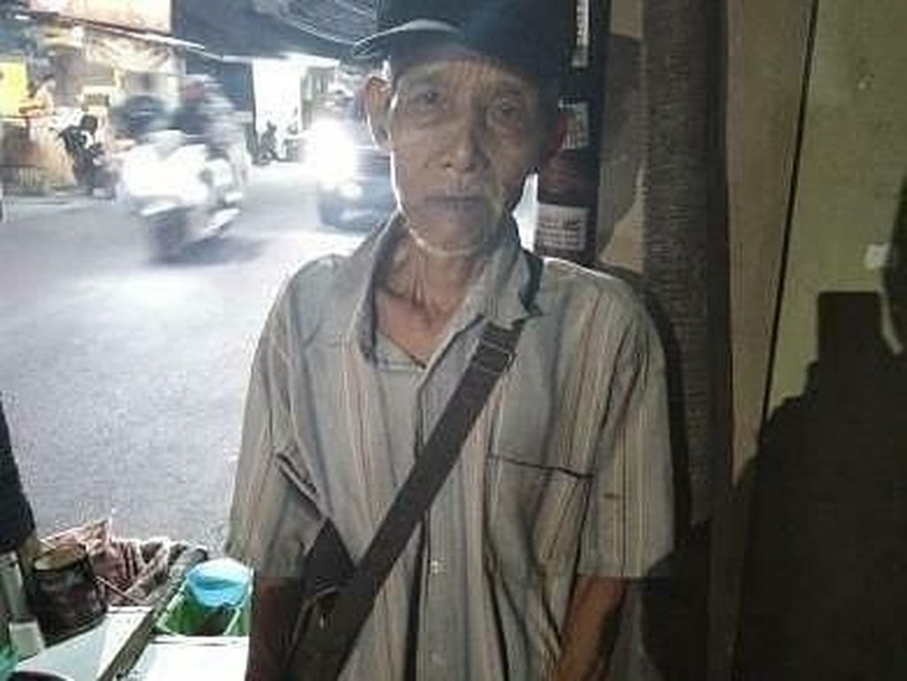 Mengharukan! 5 Kakek Nenek Ini Berjualan Makanan Demi Menyambung Hidup Mengharukan! 5 Kakek Nenek Ini Berjualan Makanan Demi Menyambung Hidup