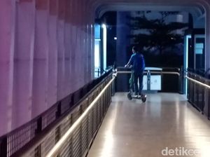 Pemprov DKI Beri Warning, Masih Ada Pengguna Skuter Listrik di JPO Sudirman Pemprov DKI Beri Warning, Masih Ada Pengguna Skuter Listrik di JPO Sudirman