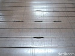 62 Panel Lantai di JPO Rusak Akibat Skuter Listrik Mulai Diperbaiki