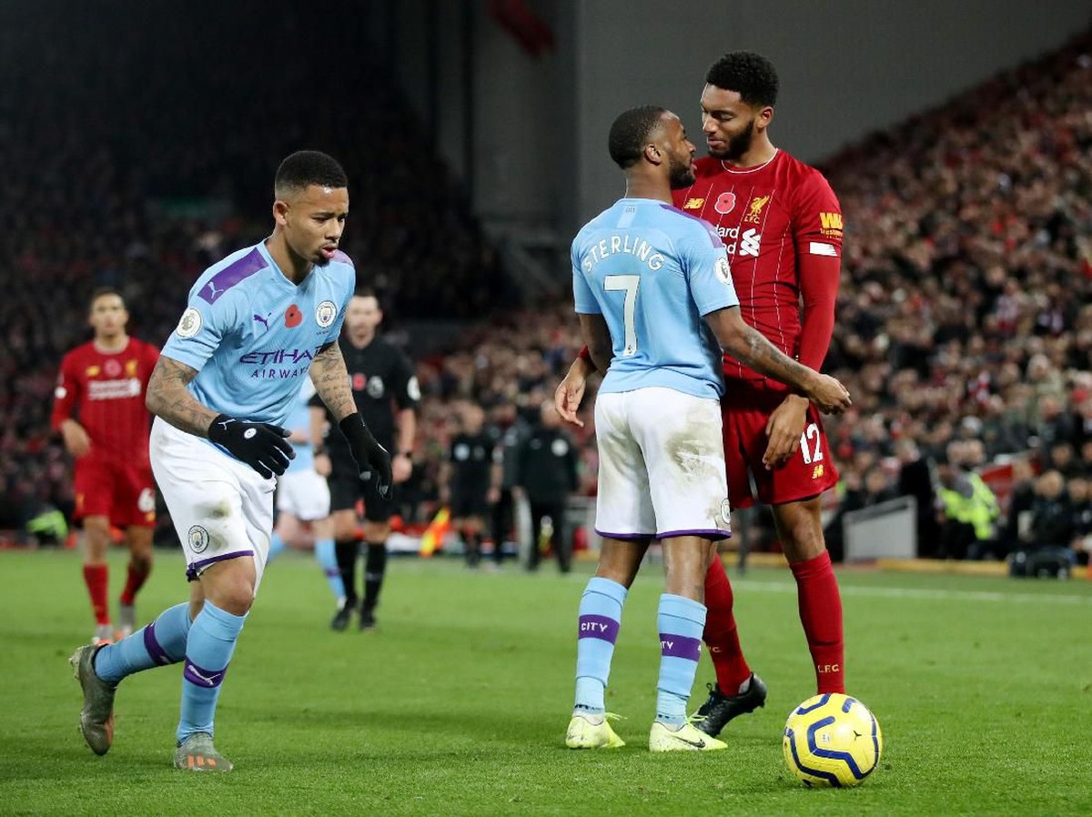 Momen Raheem Sterling dan Joe Gomez bersitegang di laga Liverpool vs Manchester City. (Foto: Carl Recine/Reuters)