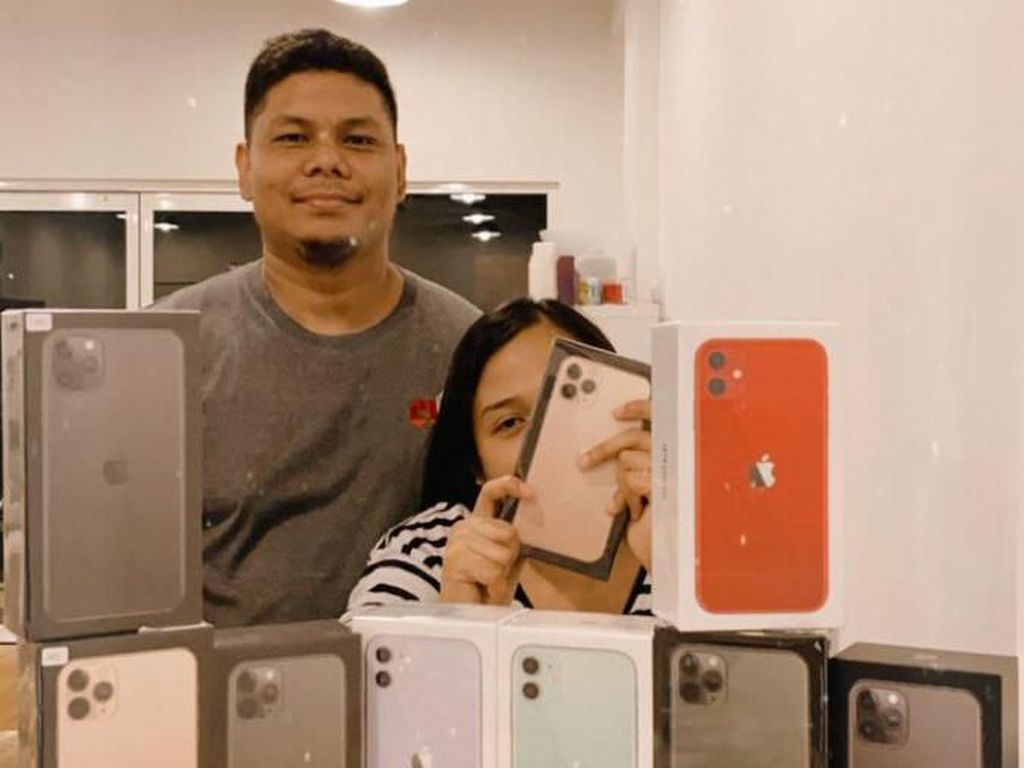 Viral Pria Belikan 9 iPhone untuk Istri, Dikritik Netizen Cuma Gimik Viral Pria Belikan 9 iPhone untuk Istri, Dikritik Netizen Cuma Gimik