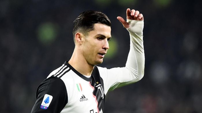 Sempat disebut cedera lutut oleh Maurizio Sarri, Cristiano Ronaldo justru terlihat fit saat berlatih dengan timnas Portugal (Foto: Massimo Pinca / Reuters) Sempat disebut cedera lutut oleh Maurizio Sarri, Cristiano Ronaldo justru terlihat fit saat berlatih dengan timnas Portugal (Foto: Massimo Pinca / Reuters)