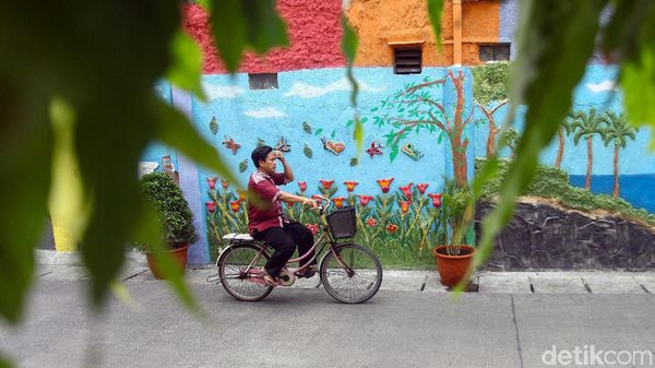 Mural 3D Bertema Kota Jakarta Warnai Kawasan Taman Sari