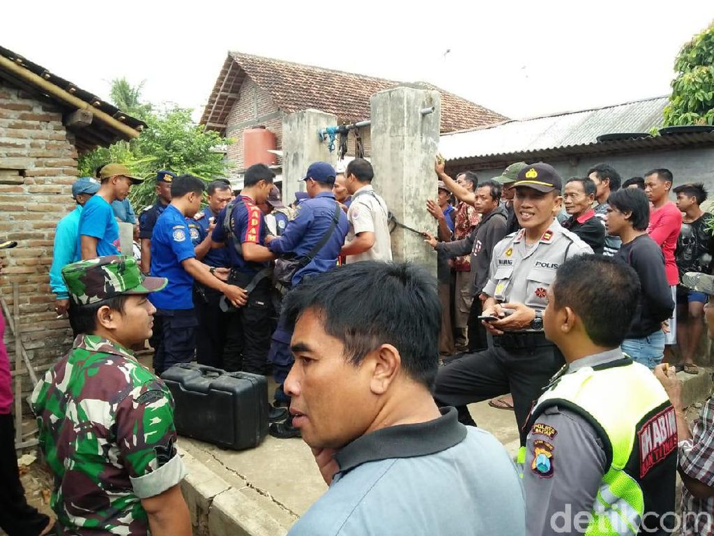Seorang Nenek di Blitar Tewas Ceburkan Diri ke Sumur 40 Meter Seorang Nenek di Blitar Tewas Ceburkan Diri ke Sumur 40 Meter