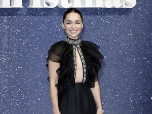 Emilia Clarke Bantah Dapat Gaji Rp 5,3 M Per Episode untuk Game of Thrones