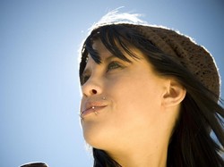 Kereta Telat akibat... Anting di Bibir Nyangkut di Meja Lipat