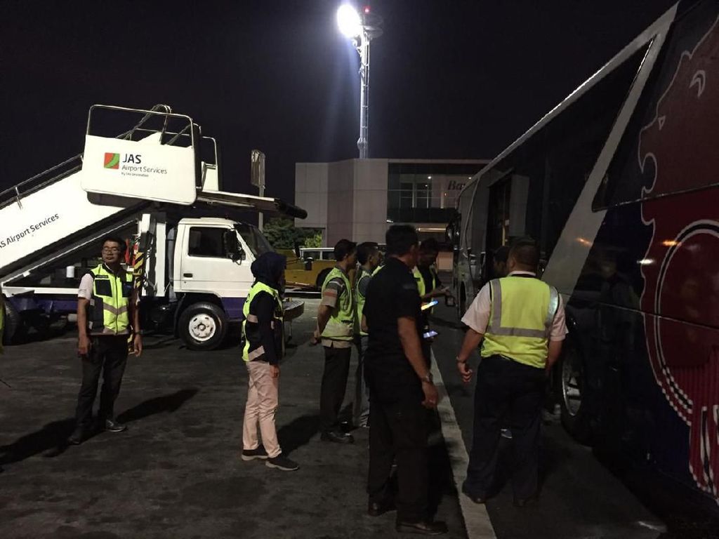 Lion Air Investigasi Bus yang Berasap di Bandara Ngurah Rai Bali Lion Air Investigasi Bus yang Berasap di Bandara Ngurah Rai Bali