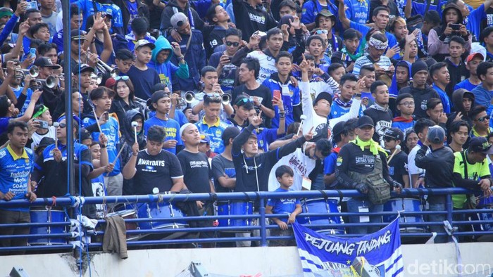 Suporter Persib Bandung memadati Stadion Si Jalak Harupat dalam laga Persib vs Arema FC, Selasa (12/11/2019).