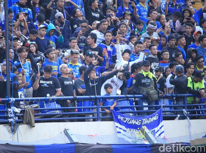 Suporter Persib mendukung timnya saat melawan Arema FC. Foto: Wisma Putra/Detiksport Suporter Persib mendukung timnya saat melawan Arema FC. Foto: Wisma Putra/Detiksport