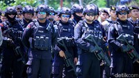 Para petugas TNI-Polri dikerahkan untuk mengamankan pertandingan Persib Bandung kontra Arema FC di Stadion Si Jalak Harupat, Kabupaten Bandung, Selasa (12/11/2019).