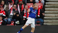 Tom Davies membuat salah satu gol kemenangan Everton dengan skor 2-1 di kandang Southampton. Kemenangan yang melegakan The Toffees. (REUTERS)