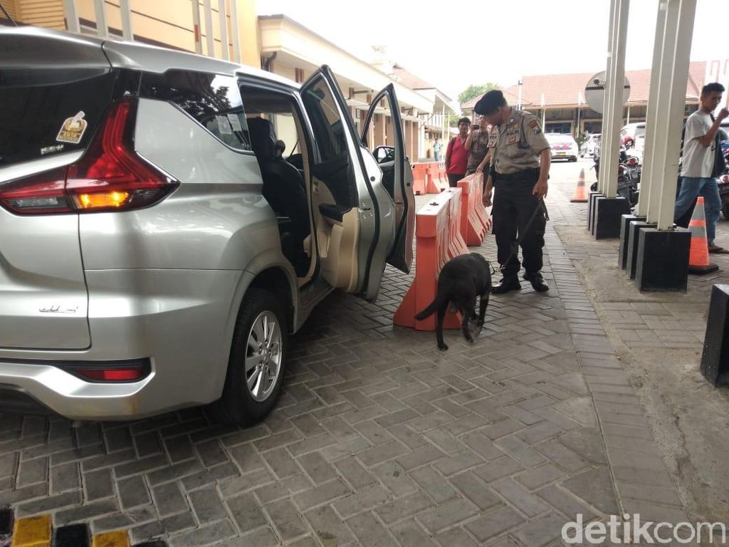 Bom Bunuh Diri di Medan, Polisi di Sidoarjo dan Madiun Tingkatkan Pengamanan Bom Bunuh Diri di Medan, Polisi di Sidoarjo dan Madiun Tingkatkan Pengamanan