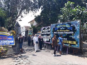 Dari Seniman hingga Menteri Kirim Karangan Bunga untuk Djaduk Ferianto Dari Seniman hingga Menteri Kirim Karangan Bunga untuk Djaduk Ferianto