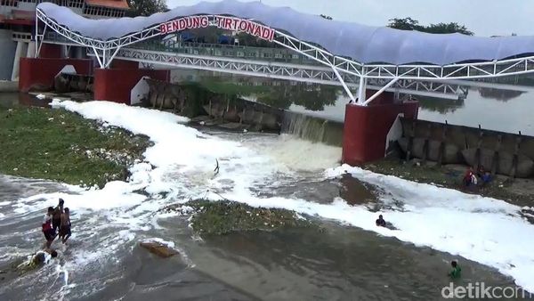 Penampakan Busa Misterius di Bendung Tirtonadi Solo