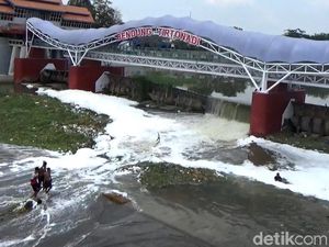Penampakan Busa Misterius di Bendung Tirtonadi Solo