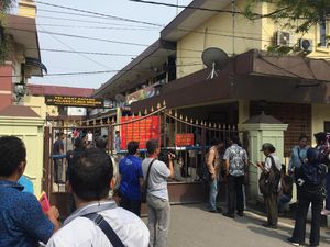 Olah TKP Bom Bunuh Diri Usai, Polrestabes Medan Kembali Buka Layanan SKCK Olah TKP Bom Bunuh Diri Usai, Polrestabes Medan Kembali Buka Layanan SKCK