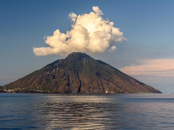 Foto: Cantik tapi Bahaya, Ini Pulau Atraktif dengan Gunung Aktif