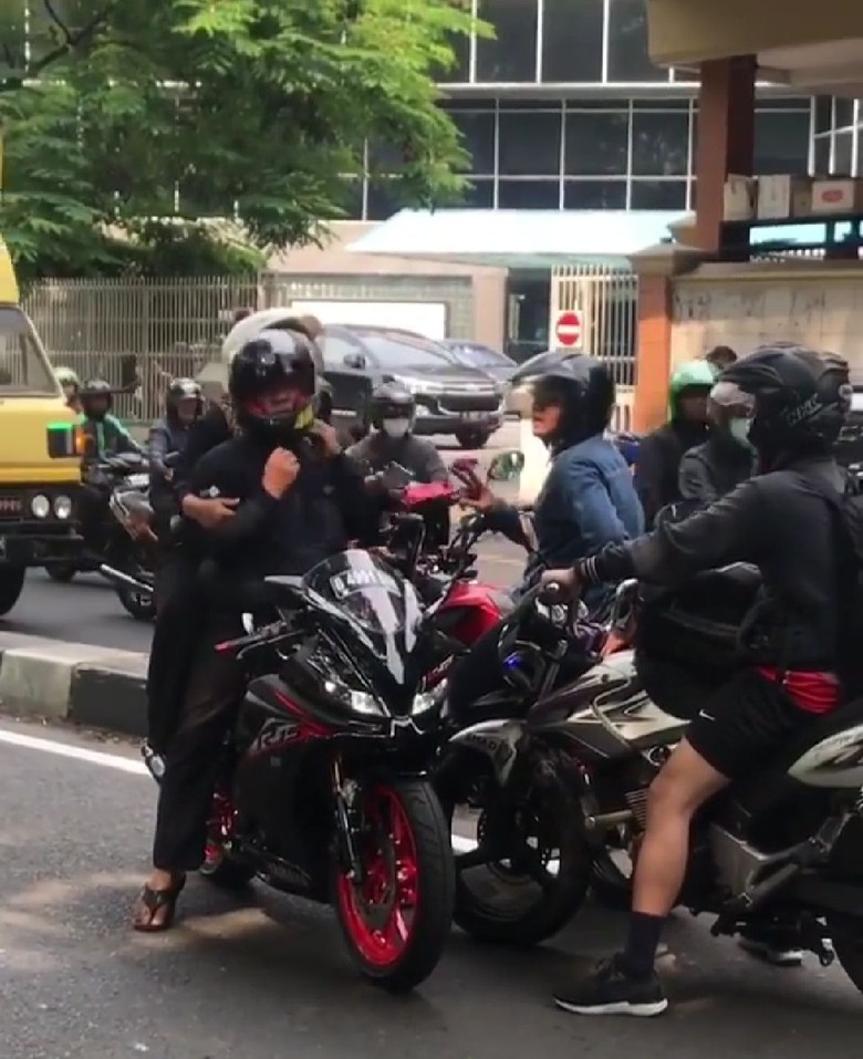Viral Pemotor Marah-marah Saat Lawan Arus, Polisi Minta Warga Patuhi Aturan Viral Pemotor Marah-marah Saat Lawan Arus, Polisi Minta Warga Patuhi Aturan