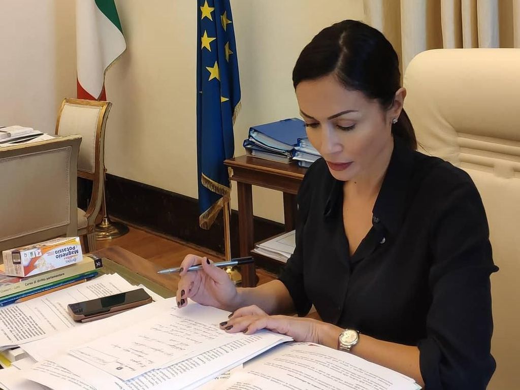 Potret Politisi Italia yang Pernah Disebut Menteri Tercantik di Dunia Potret Politisi Italia yang Pernah Disebut Menteri Tercantik di Dunia