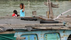 Melihat Keceriaan Anak-anak Bermain di Kampung Nelayan