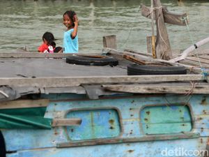 Melihat Keceriaan Anak-anak Bermain di Kampung Nelayan