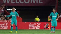 Salah satu kejadian yang memunculkan rumor tak sedap itu adalah saat Barcelona diredam 0-0 oleh Slavia Praha. Pada sebuah momen, Messi memilih menendang sendiri bola. Padahal ada Griezmann berdiri dalam posisi bebas tak jauh darinya. (JORGE GUERRERO / AFP)