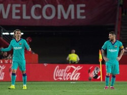 Salah satu kejadian yang memunculkan rumor tak sedap itu adalah saat Barcelona diredam 0-0 oleh Slavia Praha. Pada sebuah momen, Messi memilih menendang sendiri bola. Padahal ada Griezmann berdiri dalam posisi bebas tak jauh darinya. (JORGE GUERRERO / AFP)