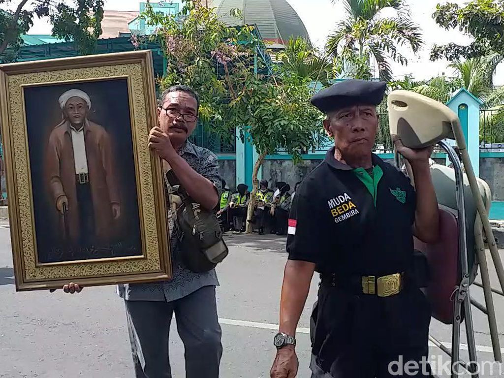 Kosongkan Gedung Astranawa, Juru Sita Turut Keluarkan Foto Pendiri NU Kosongkan Gedung Astranawa, Juru Sita Turut Keluarkan Foto Pendiri NU