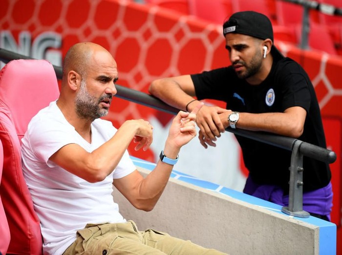 LONDON, ENGLAND - AUGUST 04: Pep Guardiola, Manager of Manchester City talks to Riyad Mahrez prior to the FA Community Shield match between Liverpool and Manchester City at Wembley Stadium on August 04, 2019 in London, England. (Photo by Clive Mason/Getty Images)