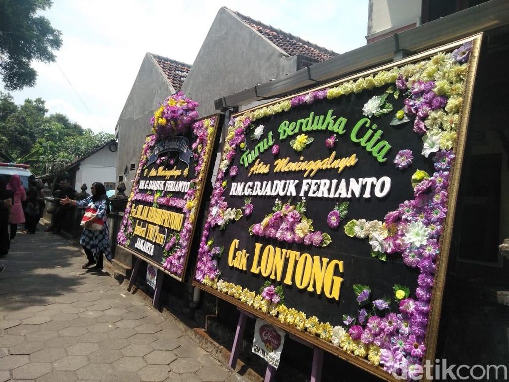 Karangan Bunga untuk Djaduk Penuhi Padepokan Seni Bagong Kussudiardja Karangan Bunga untuk Djaduk Penuhi Padepokan Seni Bagong Kussudiardja