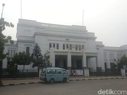 Wisata ke Bunker di Stasiun Tanjung Priok, Bisa Nggak Sih?