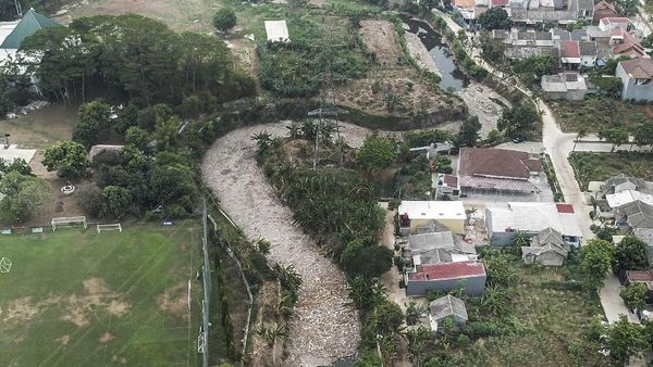 Tumpukan Sampah di Kali Jambe Mulai Dibersihkan